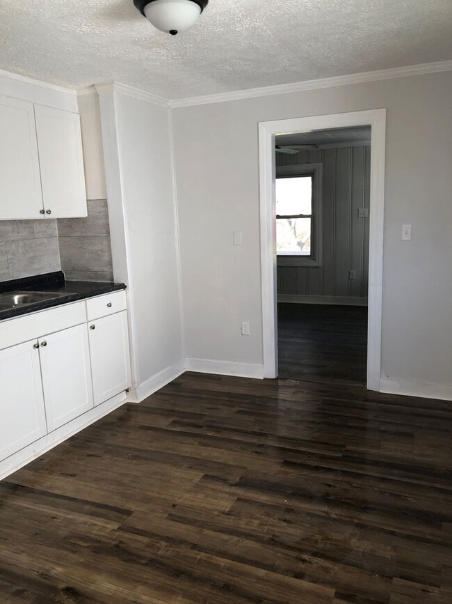 Building Photo - 2 Bedroom House off Memorial Avenue