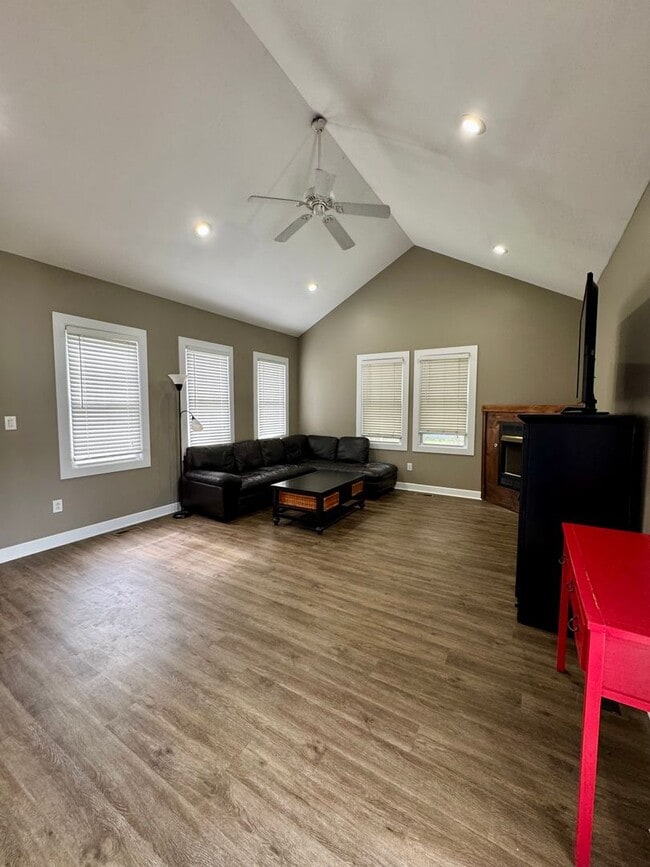 Building Photo - Single Family Home for Rent - Direct acces...