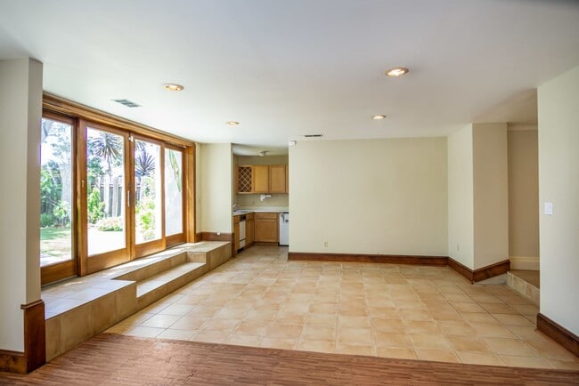 Building Photo - 1809 Versailles Ave