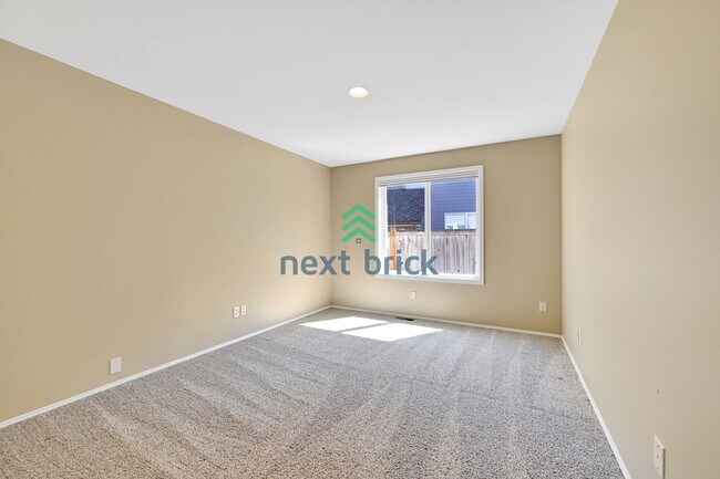 Building Photo - 4 BED & 2.5 BATH FOR RENT