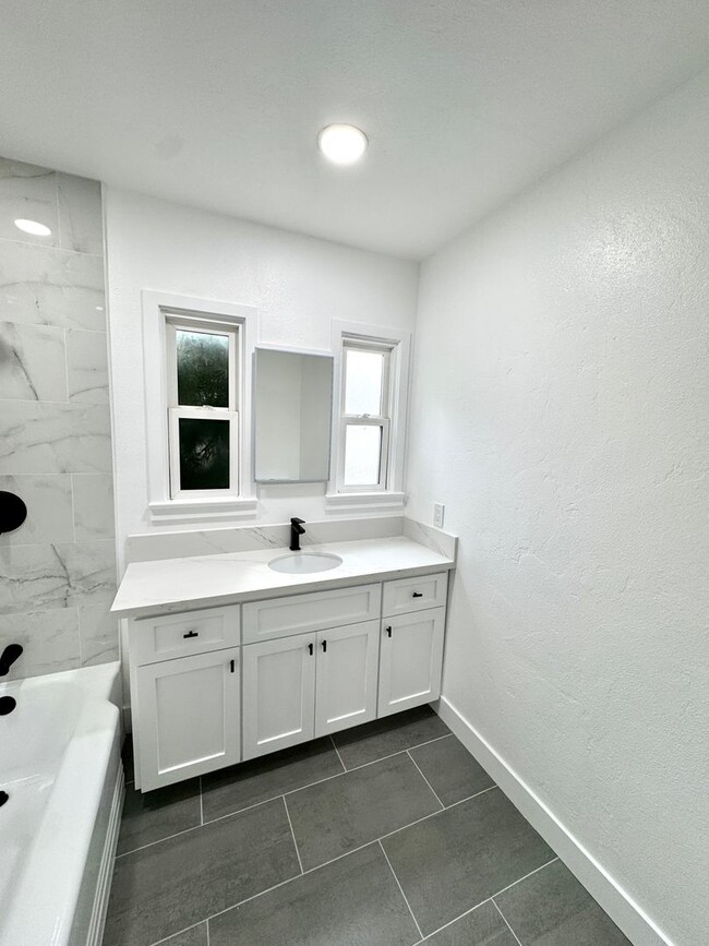Building Photo - Charming 2 Bedroom Home Near Olivedale Par...