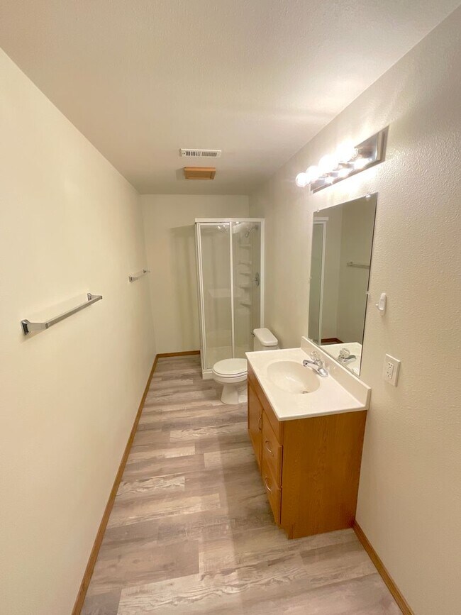 Building Photo - 4 Bedroom Home Available Near Research Pkwy & Scarborough Dr!