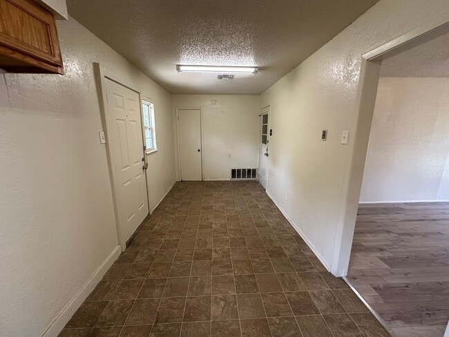 Building Photo - 1106 La Porte Dr