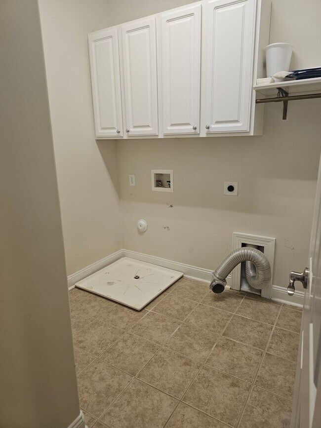 Building Photo - New Listing in Apex!