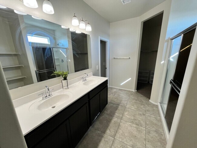 Building Photo - 4 Bedroom 2.5 Bathroom 2 Story Single Family Home