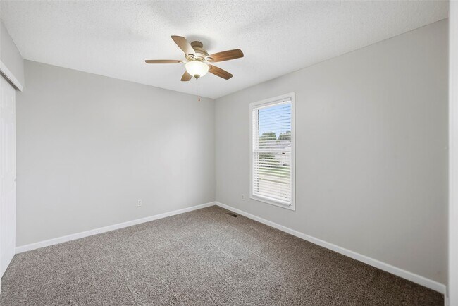 Building Photo - 5012 Joshua Dr