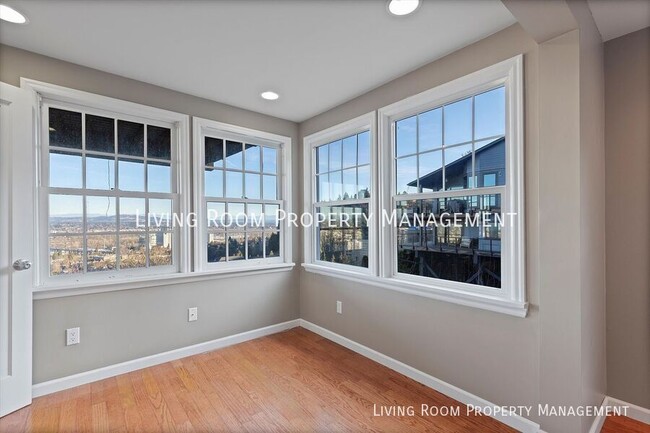 Building Photo - Classic Cape Cod With Views from the SW Hills