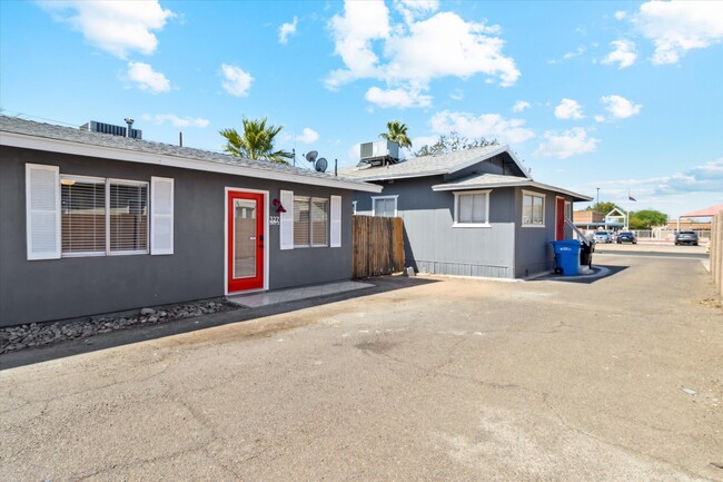 Spacious kitchen and dining space - 327 N 16th Ave