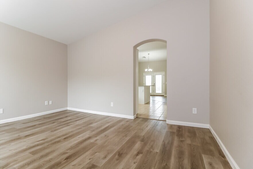 Building Photo - 1615 E Ash Ave