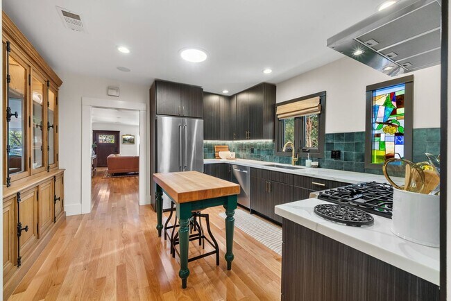 Building Photo - Classic Craftsman in University Heights