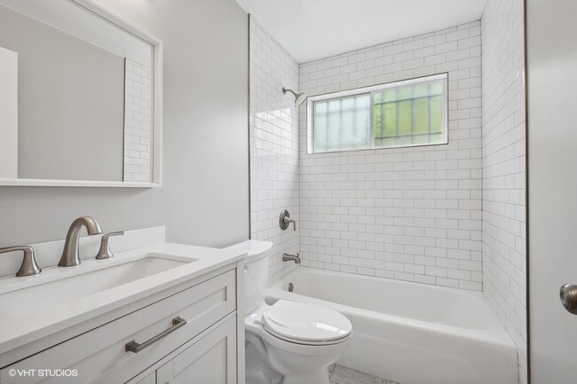 Full Bath - 1604 W Farwell Ave