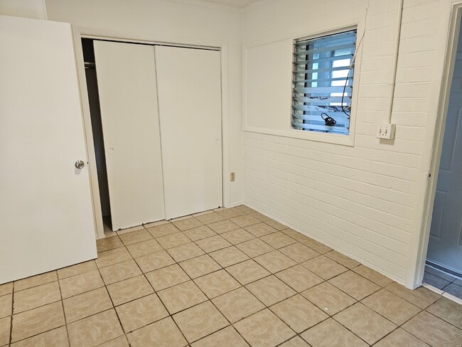 Building Photo - Spacious 3-Beds, 2-Bath Apartment. Back unit