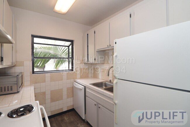 Building Photo - 2-bedroom, 2-bathroom home in a gated comm...