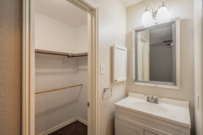 Building Photo - 6402 Valleybrooke Ct