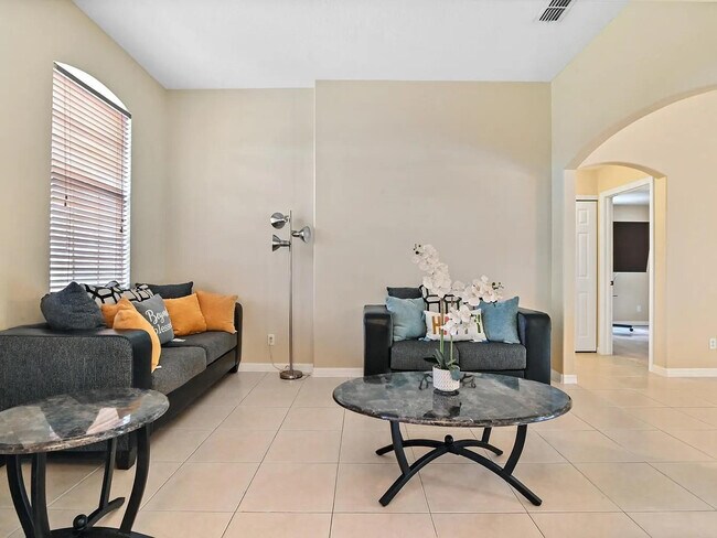 Building Photo - 602 SW McCall Rd