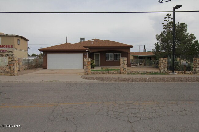 Building Photo - 456 Passmore Rd