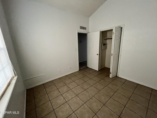 Building Photo - 5524 Oakbriar Cir