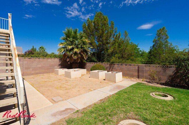 Building Photo - Spacious 6 Bedroom Home with a Balcony!