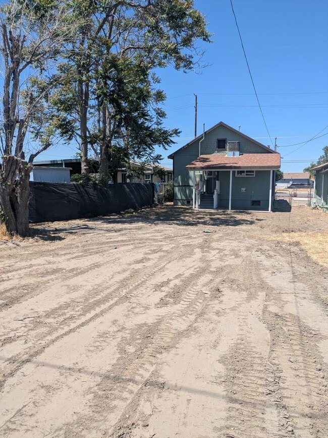 Building Photo - Bright & Clean 2 Bed | 1 Bath Home With a separate Den– 906 Sq. Ft. with Private Parking! Now Ava...