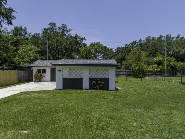 Building Photo - Central Lakeland Home with big yard!