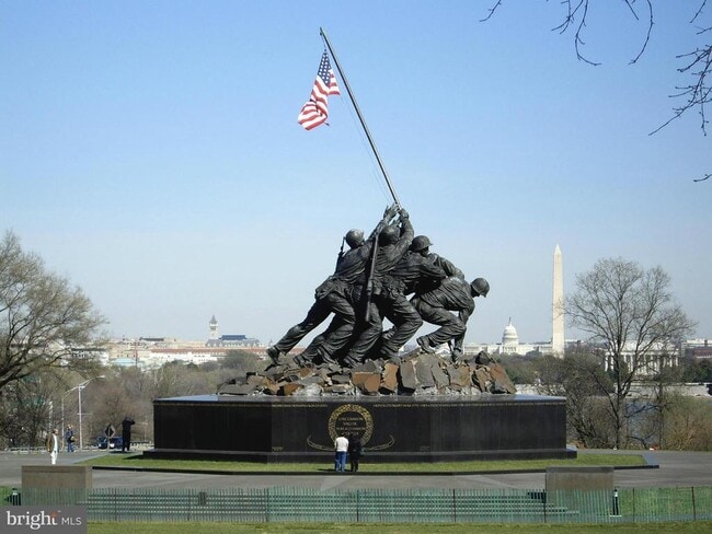 Building Photo - 1320 Fort Myer Dr