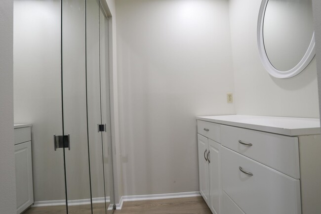 Building Photo - 5005 Ledgewood Way