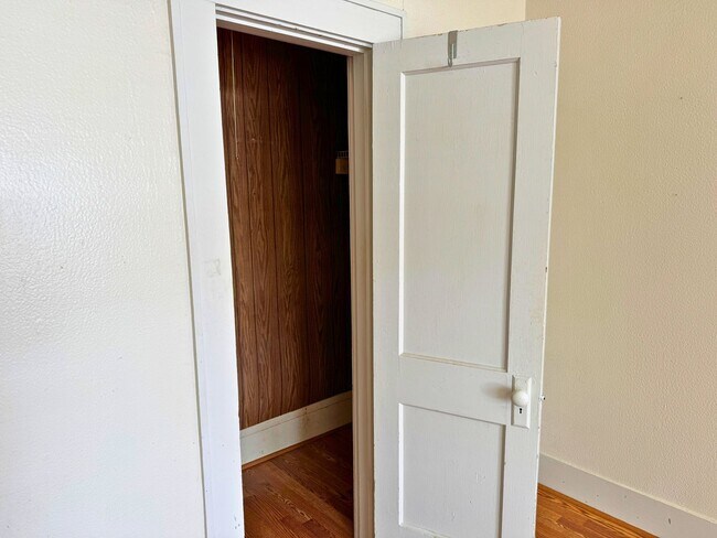 Building Photo - Adorable 3 Bed, 1 Bath Craftsman Home