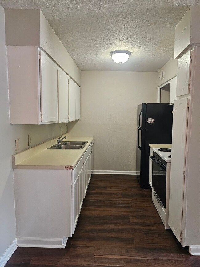 Building Photo - Conveniently Located Affordable Condo For Rent