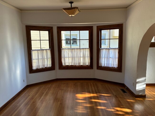 Building Photo - 6448 Benvenue Ave