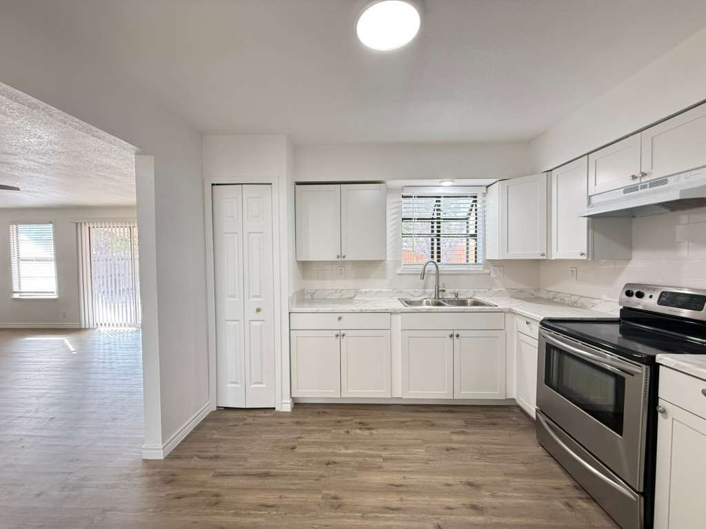 Building Photo - 13535 Coleridge St