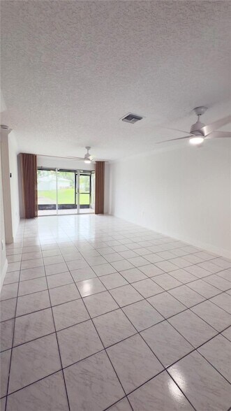 Building Photo - 873 Crystal Lake Dr