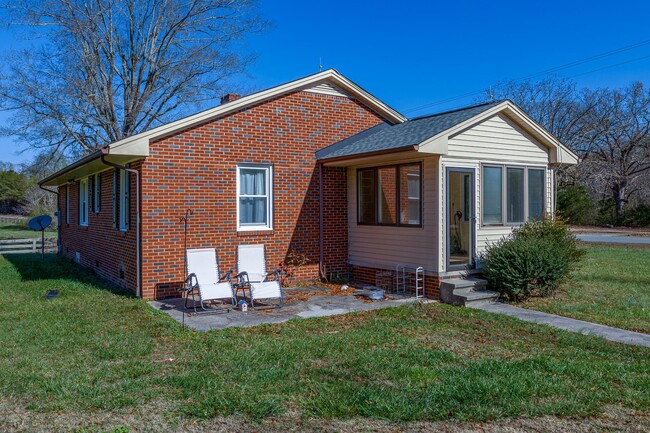 Building Photo - Beautiful Ranch style home!