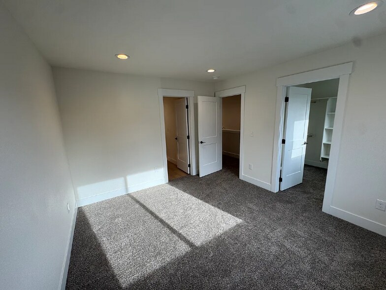 Building Photo - 3915 E 27th Ave