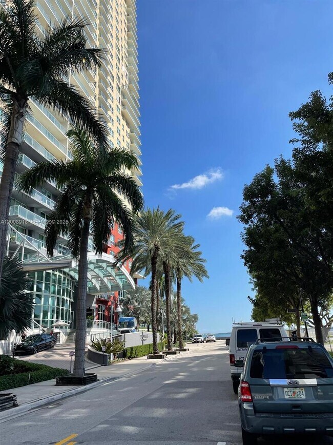 Building Photo - 1155 Brickell Bay Dr