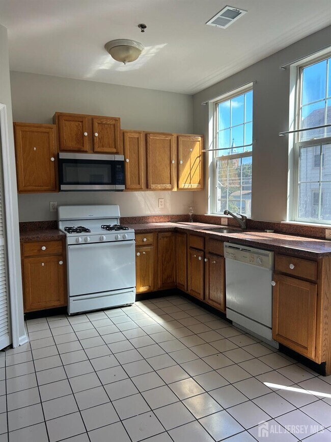 Building Photo - 114B Remsen Ave