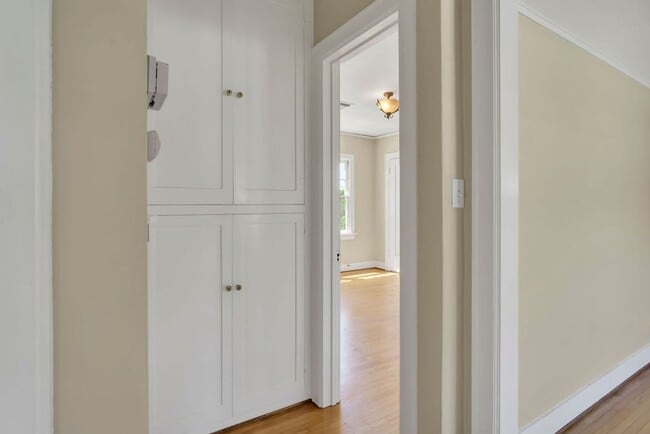 Building Photo - Great upstairs bungalow in Hillcrest with one car garage!