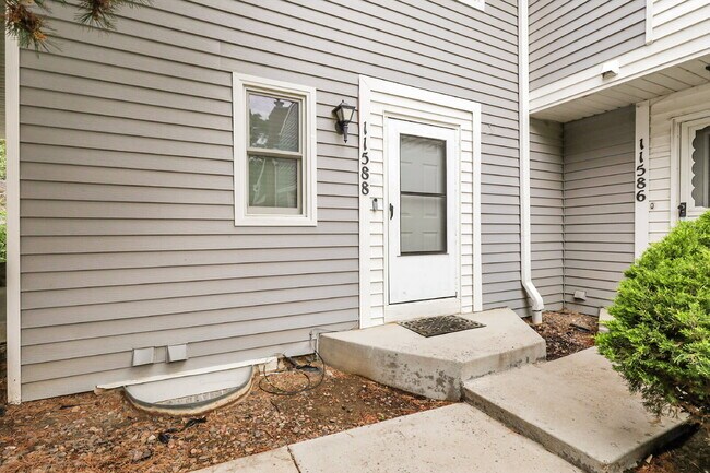 Building Photo - $2,400 - 3 Bed, 1.5 Bath Condo in Aurora w...