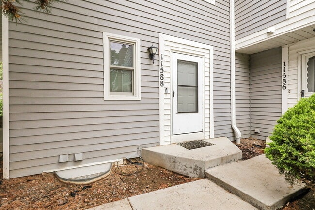 Building Photo - $2,600 - 3 Bed, 1.5 Bath Condo in Aurora w...