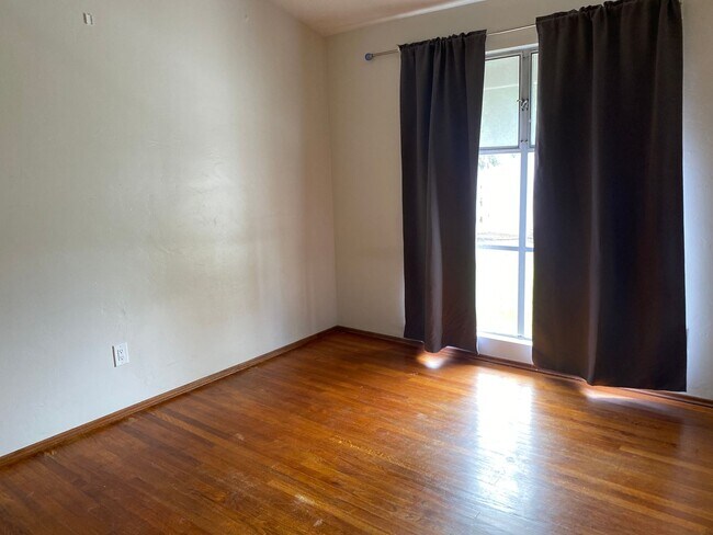 Building Photo - WALK TO SDSU! 5 bed 2 bath House w/ A/C