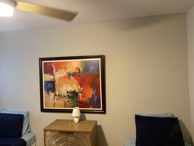 Building Photo - Room in House on Edgewater Dr SW