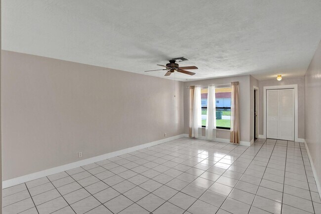 Building Photo - 7010-7012 NW 78th Ave