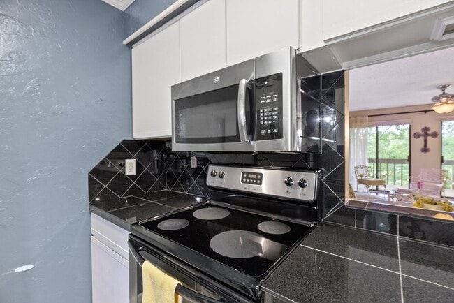 Building Photo - 2 Bedroom 2 Bath in Ideal Location