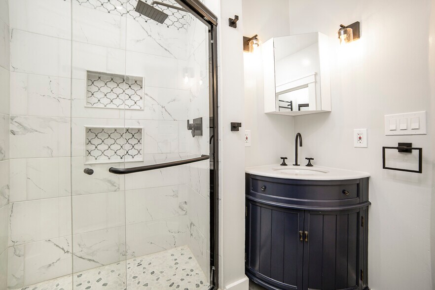 Building Photo - 1426 E Florida St