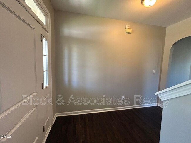Building Photo - 438 Roanoke Dr