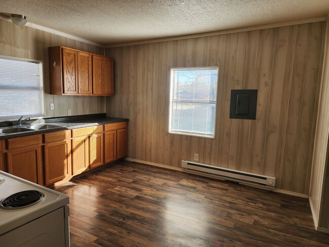 Building Photo - 2 bedroom / 1 bath, W/D connections