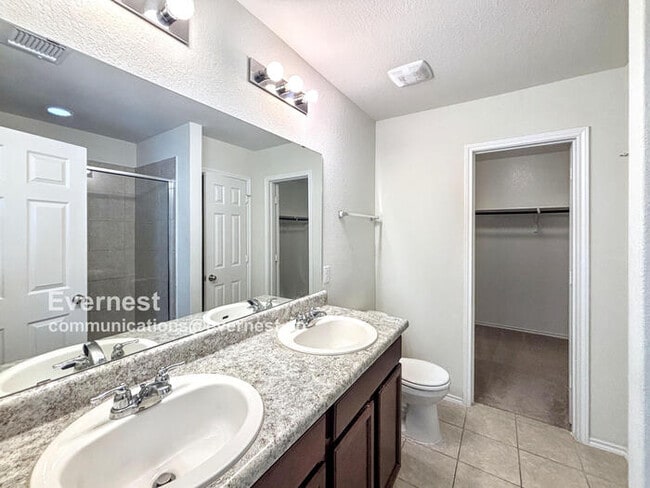 Building Photo - Charming and Spacious 3-Bedroom Home with ...