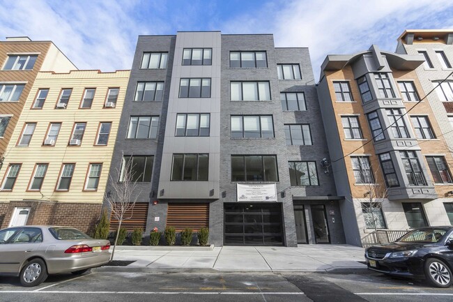 Building Photo - 525 Jackson St
