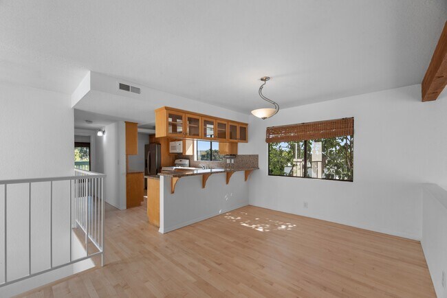Building Photo - 516 Rosecrans Ave