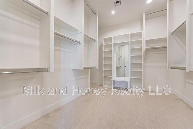 Building Photo - 1007 River View Dr
