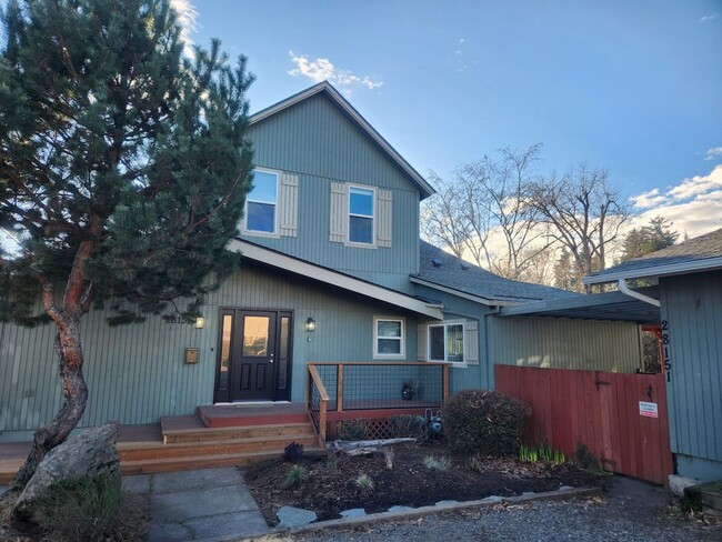 Primary Photo - Live & Work in Charming 3 bed/3 bath!